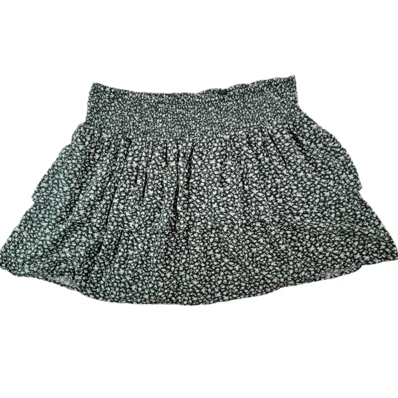 American Eagle Size Med Womens Shirt. Green and Cream Floral - Picture 2 of 6